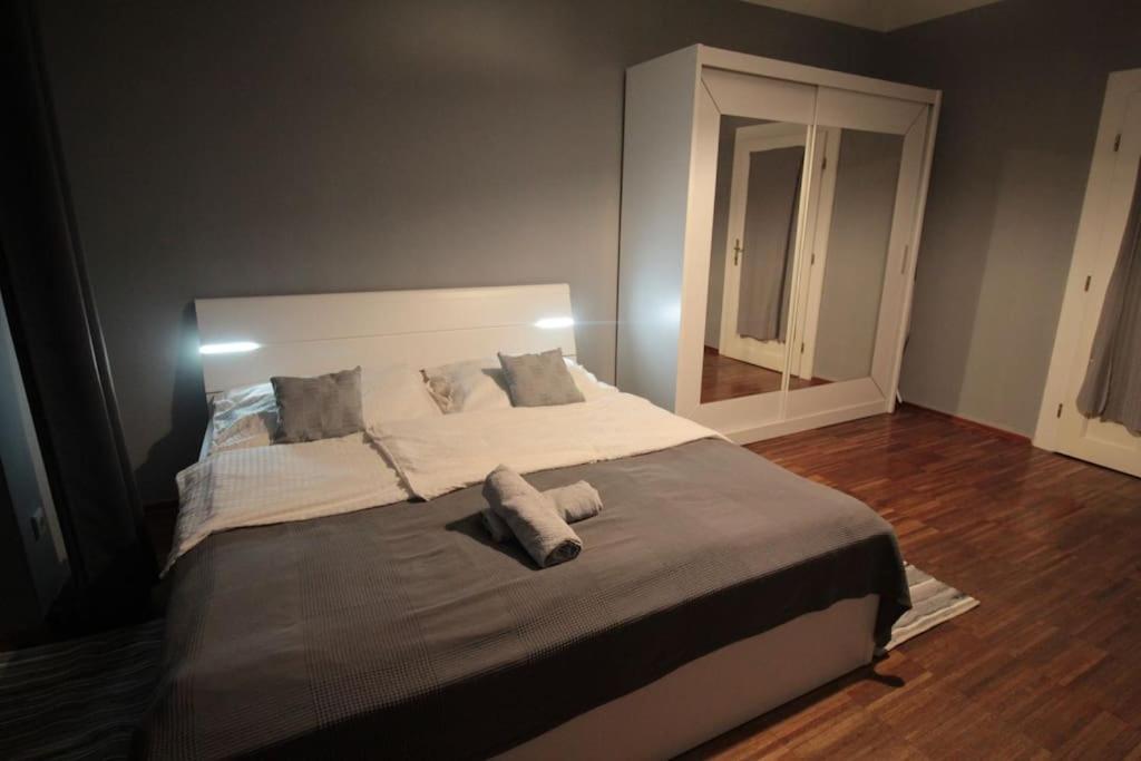 Апартаменти 2 Bedrooms Close Vysehrad - Congress Centrum Прага