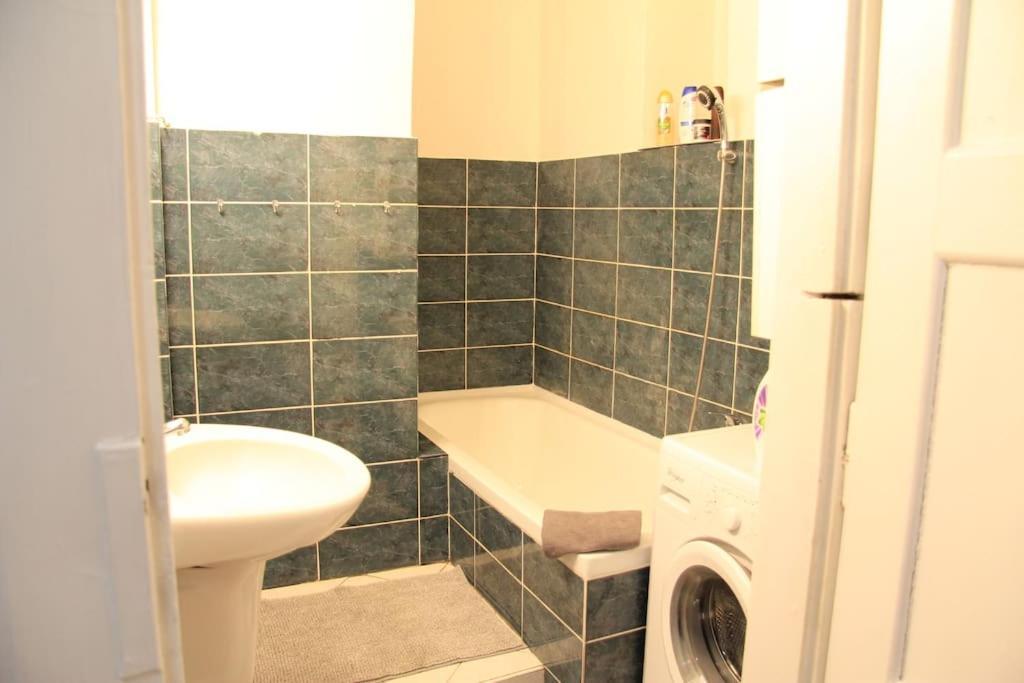 Апартаменти 2 Bedrooms Close Vysehrad - Congress Centrum *